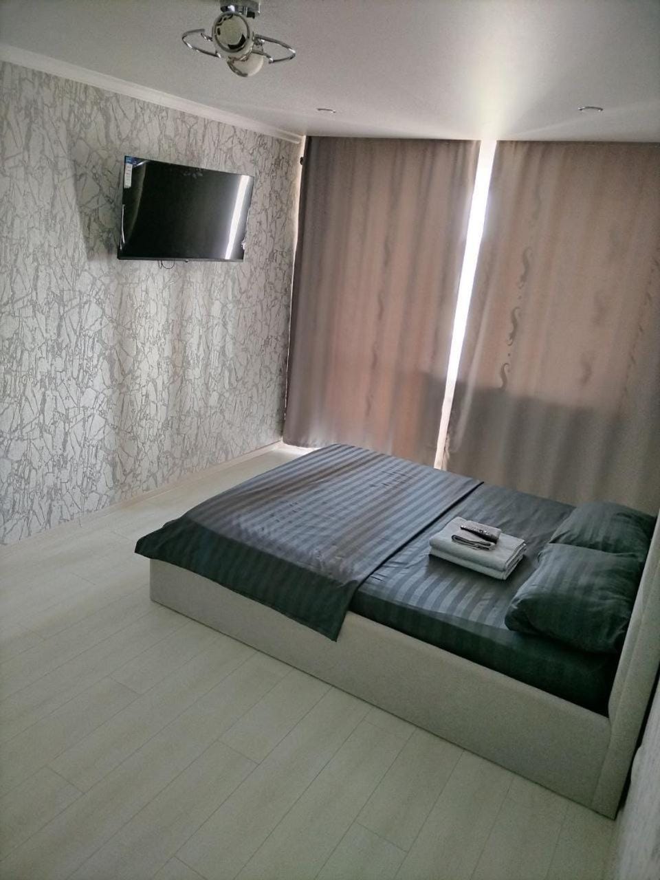 Bed, TV and multimedia, Photo of the whole room, Bedroom