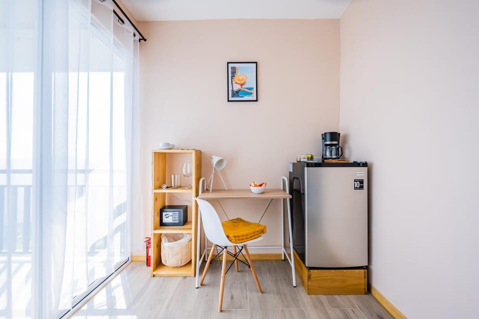 Coffee/tea facilities, safe