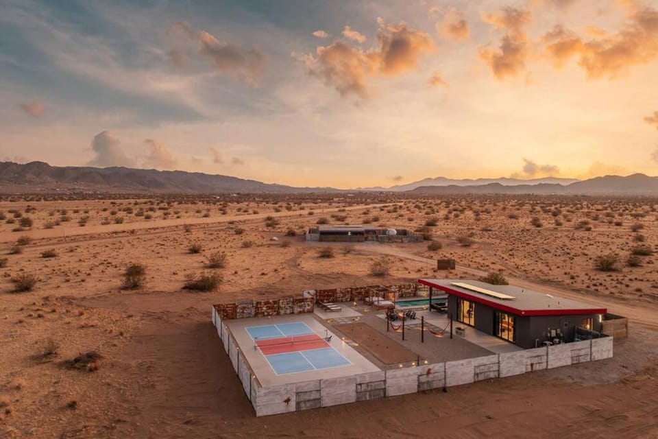 Pickleball, Heated Salt Pool, Bocce, EV, Fire pit House in Southern California