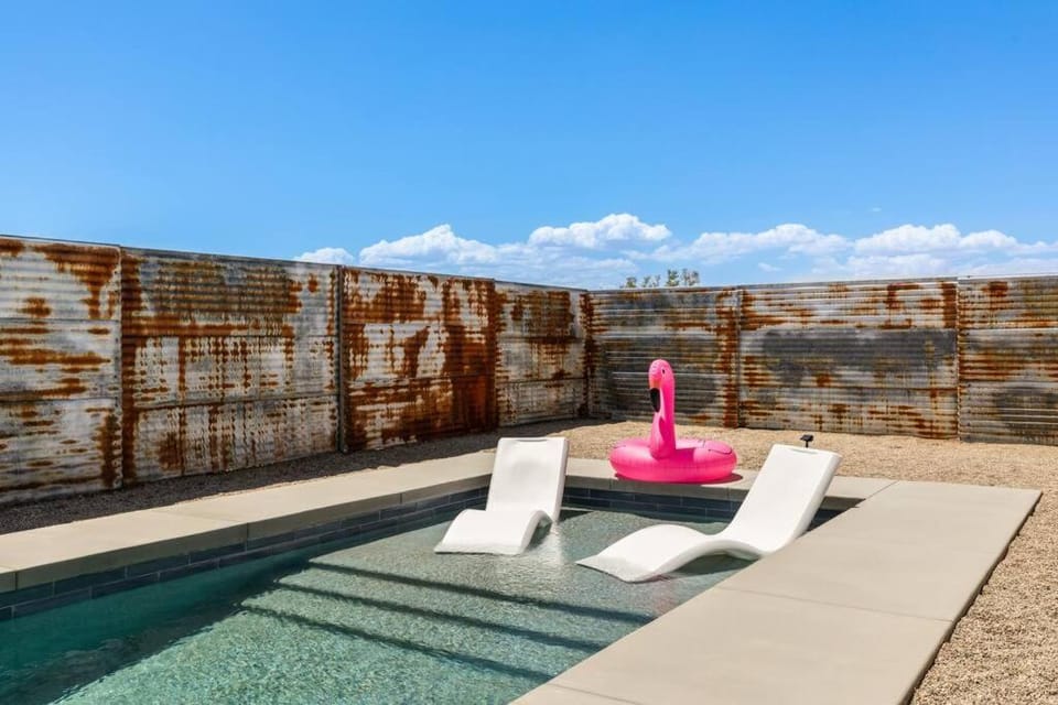 Pickleball, Heated Salt Pool, Bocce, EV, Fire pit House in Southern California