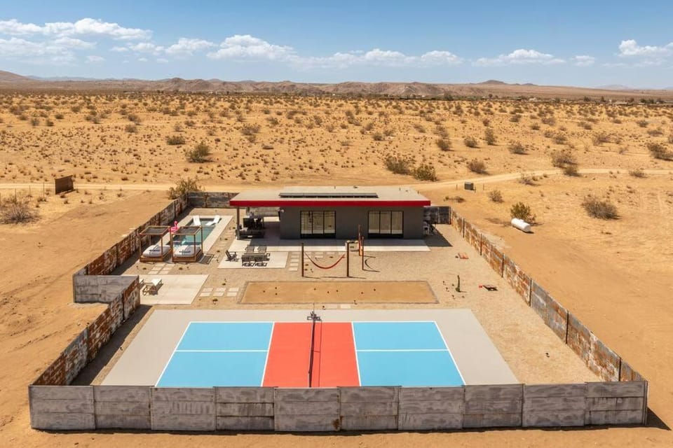 Pickleball, Heated Salt Pool, Bocce, EV, Fire pit House in Southern California