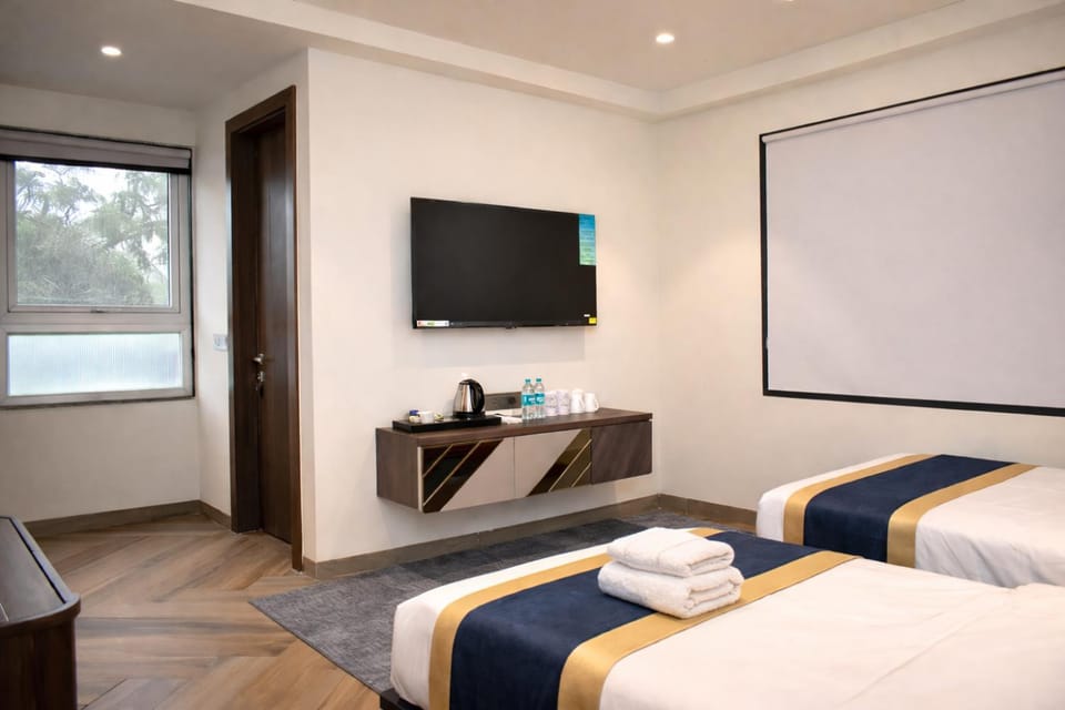 Communal lounge/ TV room, Bed, TV and multimedia, Living room, Photo of the whole room, Seating area, Bedroom, hair dresser, towels