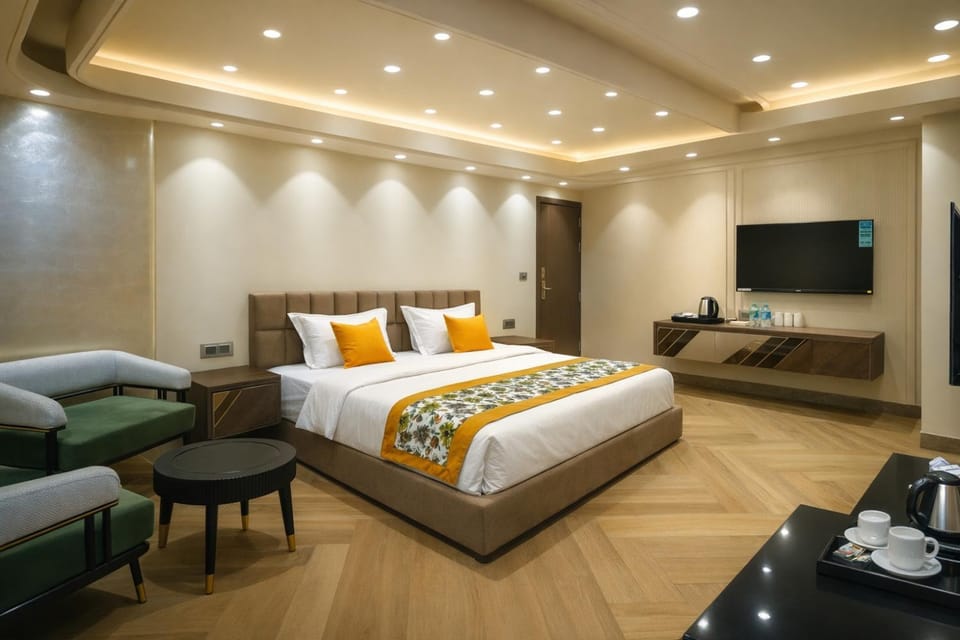 Bed, TV and multimedia, Living room, Photo of the whole room, Seating area, Bedroom