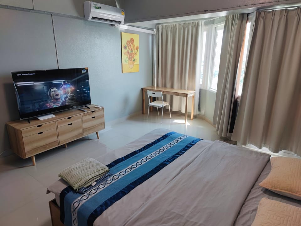 TV and multimedia, Photo of the whole room, Bedroom