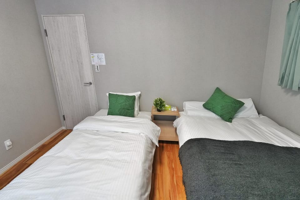 ZJ301 1BR Home for Groups, Hanzomon and Toei Shinjuku Lines, 3 Beds Apartment in Japan