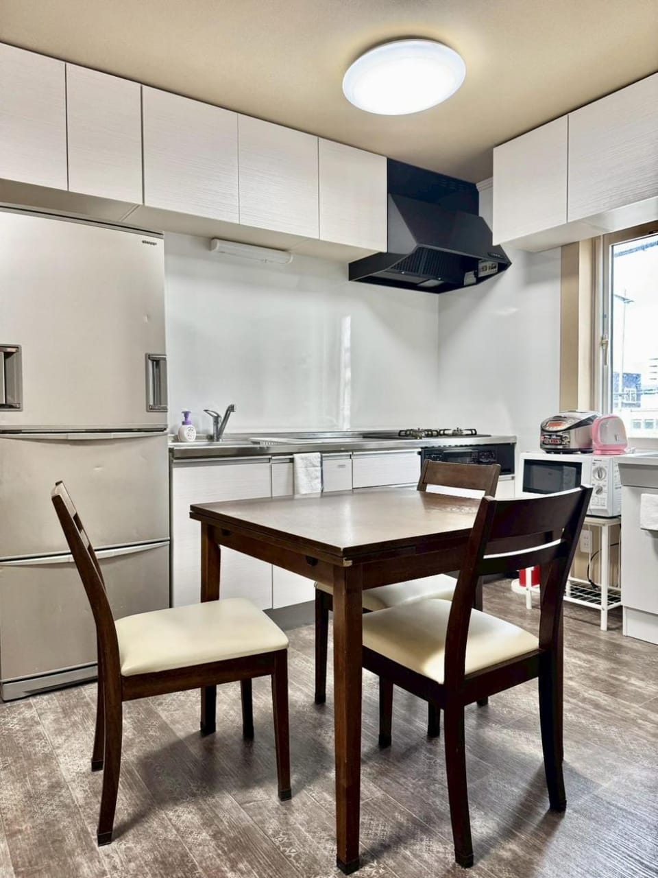 Kitchen or kitchenette, Dining area, stove