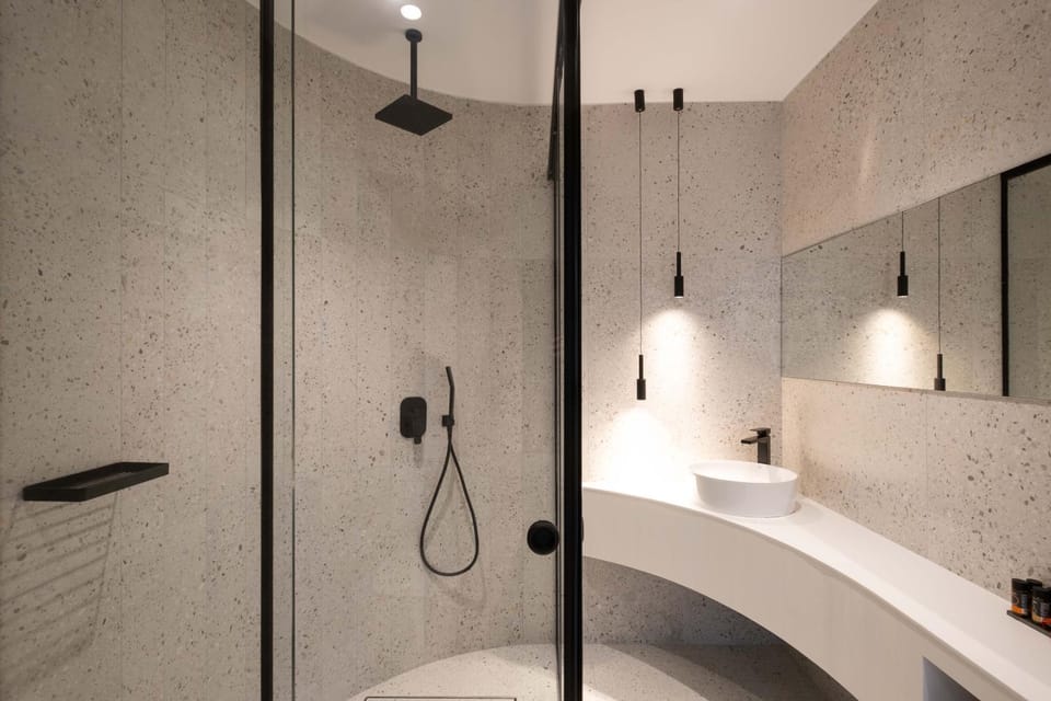 Shower, Property building, Nearby landmark, Hot Tub, Location, locker, wardrobe