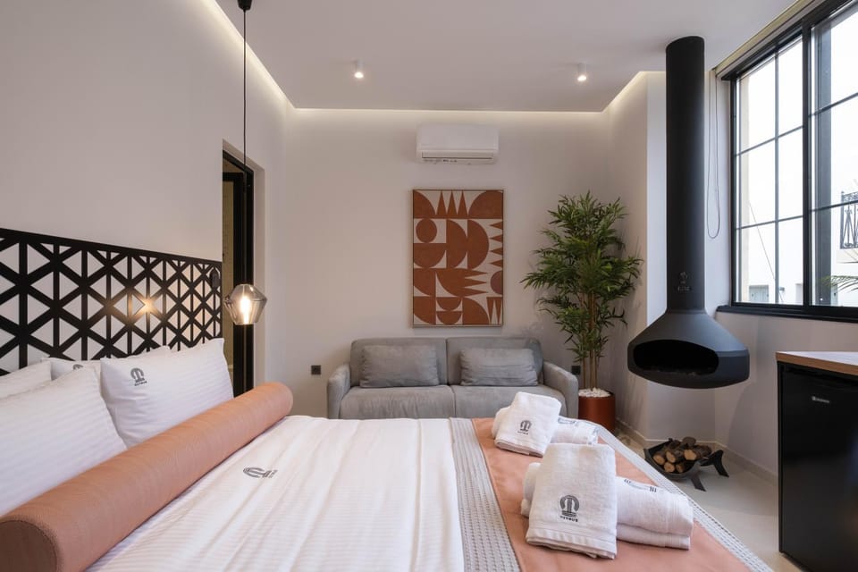 Bed, Photo of the whole room, Seating area, Bedroom, towels, air conditioner