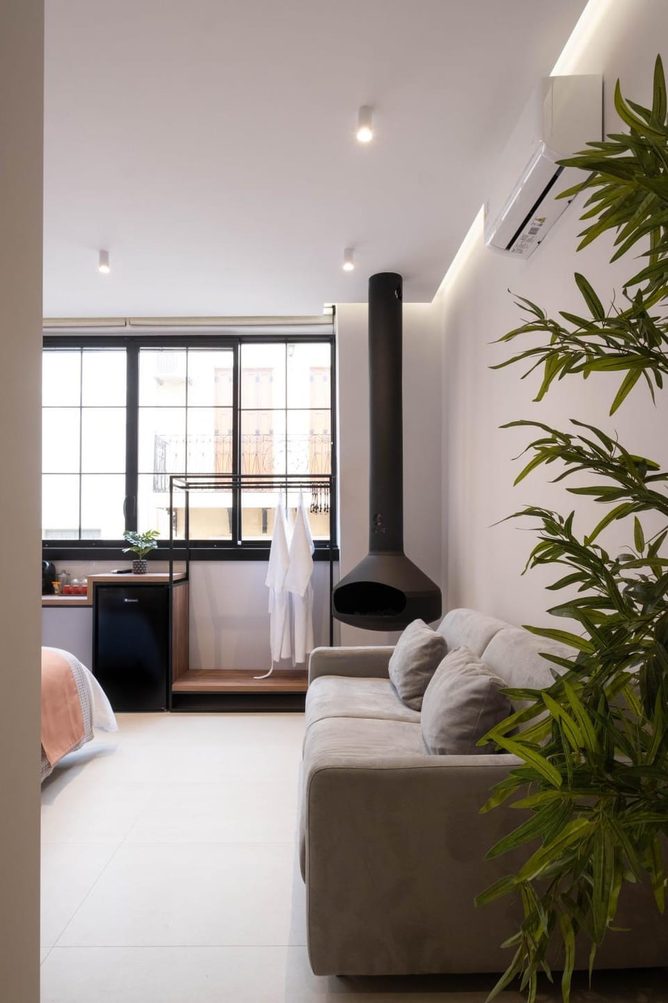 Bed, TV and multimedia, Photo of the whole room, Seating area, Bedroom, fireplace, towels