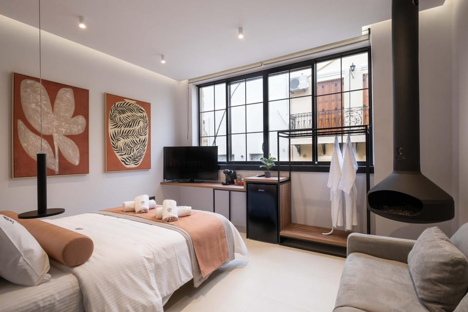 Bed, TV and multimedia, Photo of the whole room, Seating area, Bedroom