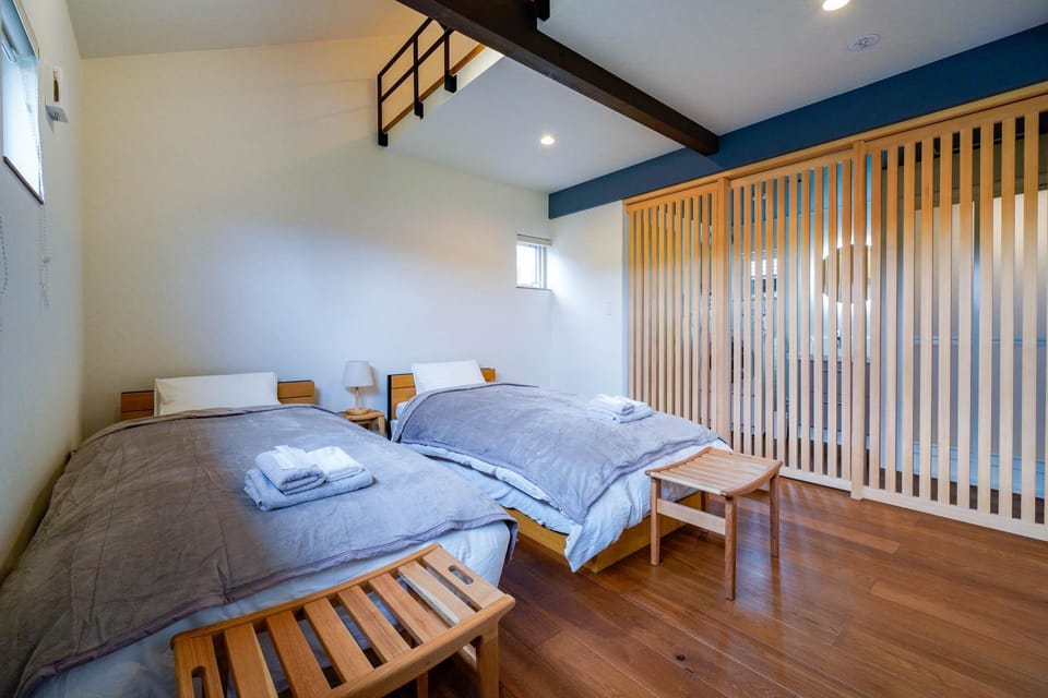 Bed, Bedroom, towels
