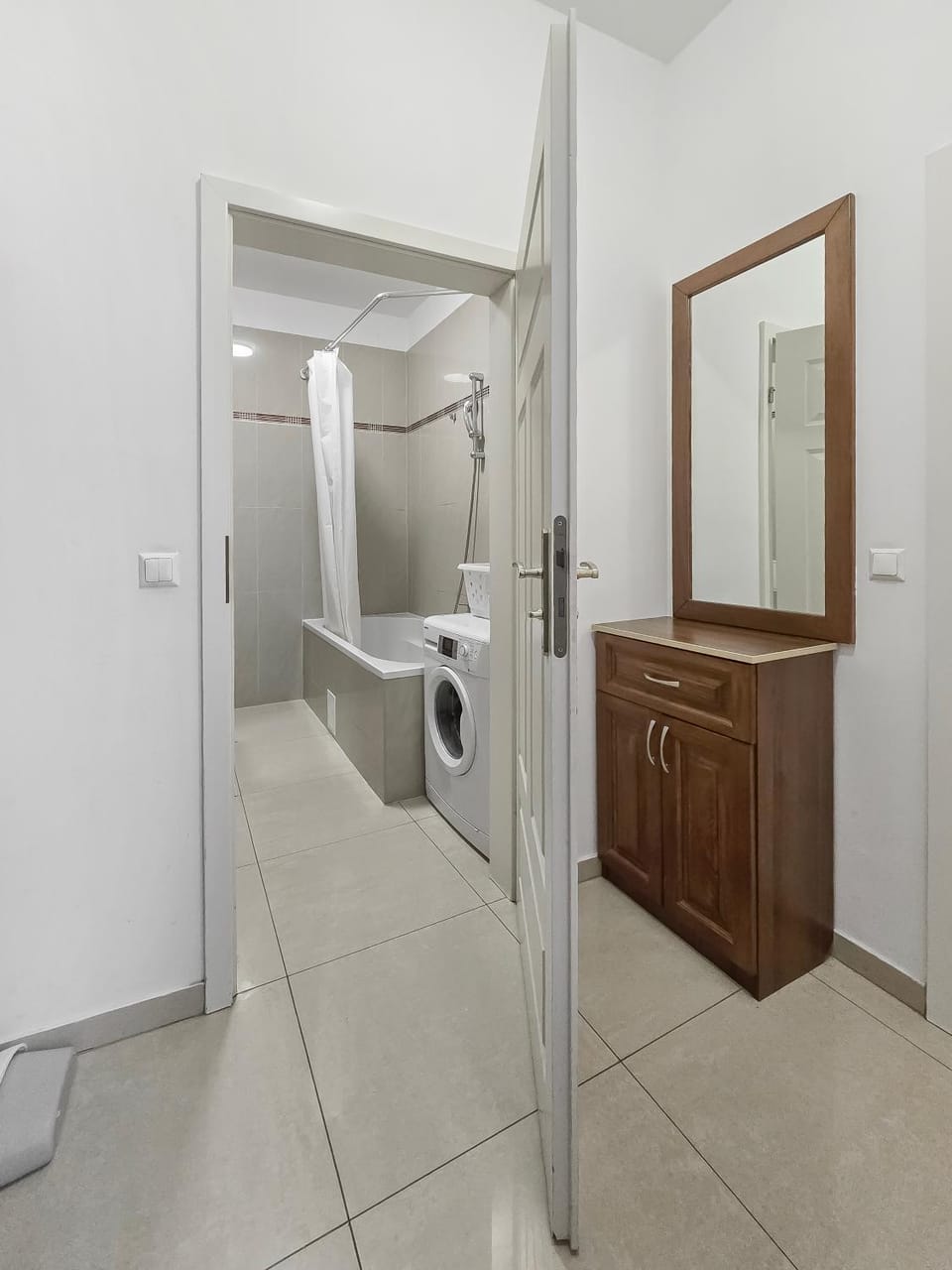 Two-Bedroom Balcony Retreat for 4 Near Millennium Tower Apartment in Vienna