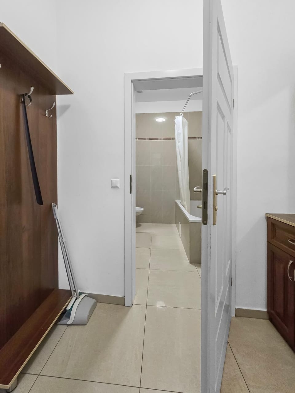 Two-Bedroom Balcony Retreat for 4 Near Millennium Tower Apartment in Vienna
