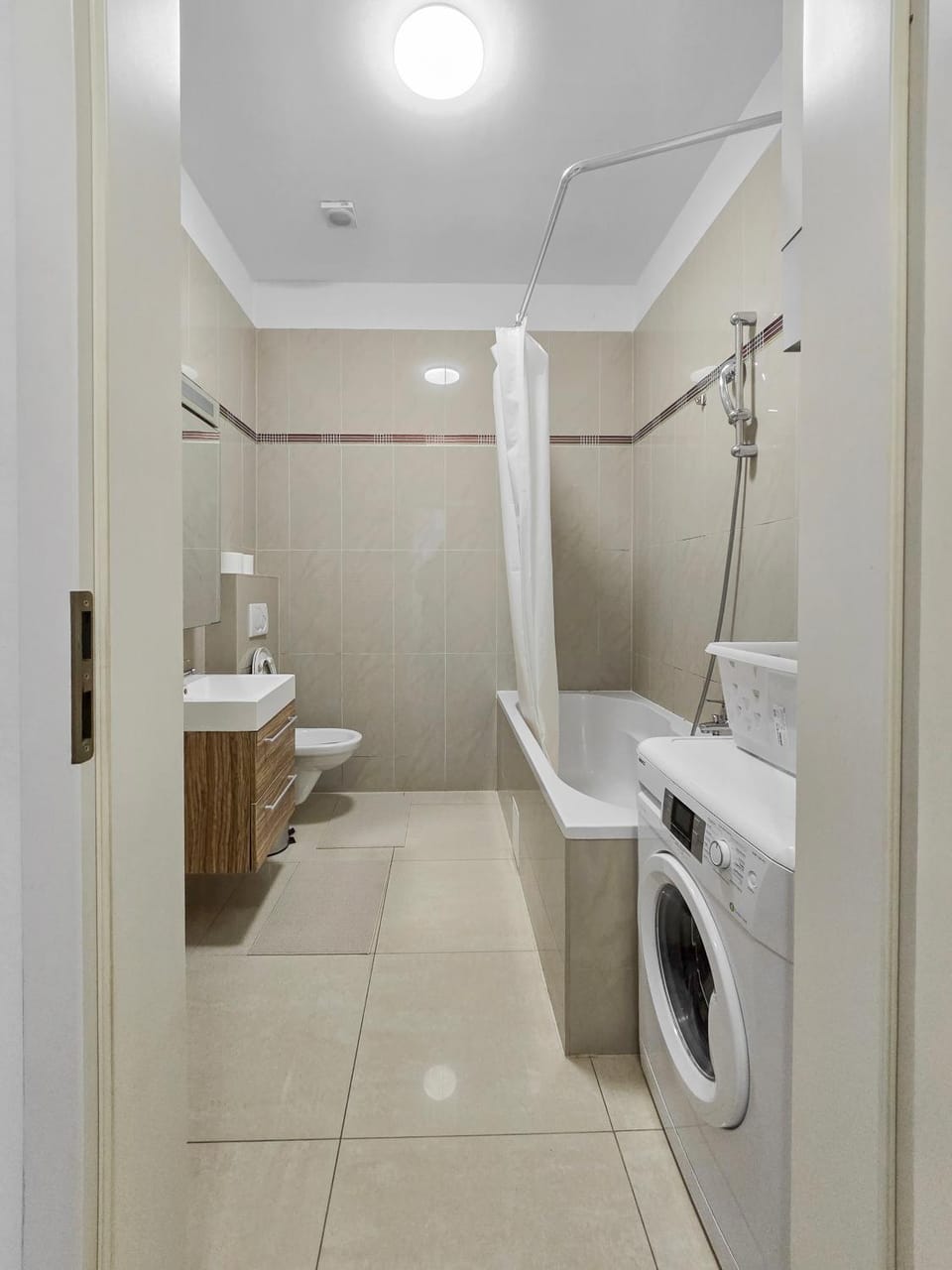 Two-Bedroom Balcony Retreat for 4 Near Millennium Tower Apartment in Vienna