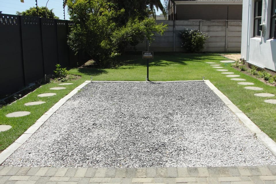 Property building, Garden, Parking