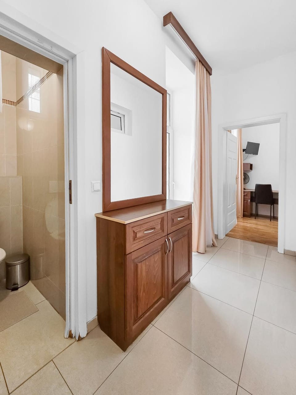 Spacious 3-Bedroom Retreat with Balcony for 8 Near Millennium Tower Apartment in Vienna