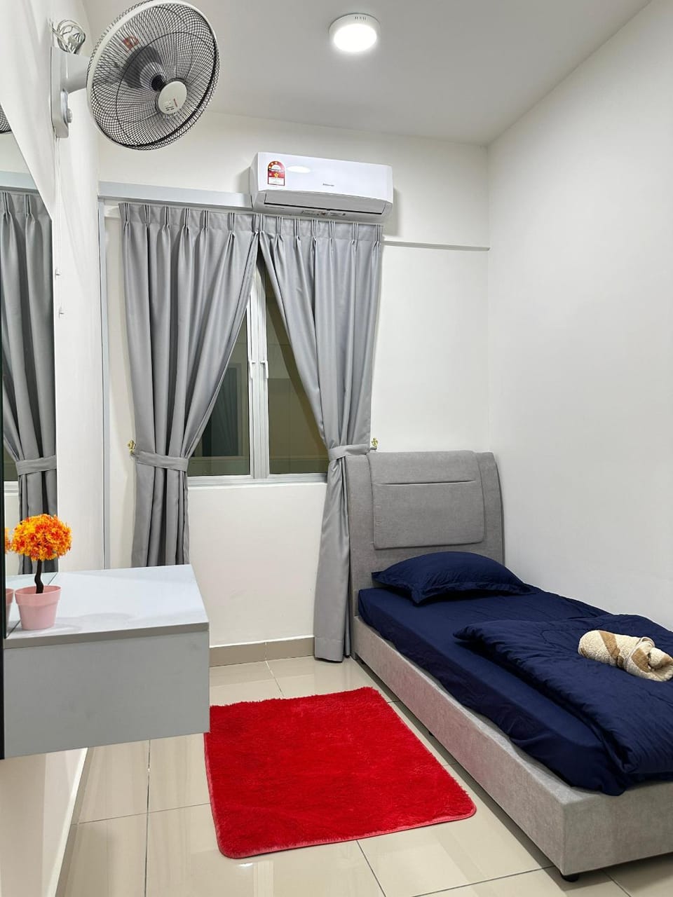 Bed, Bedroom, towels, air conditioner