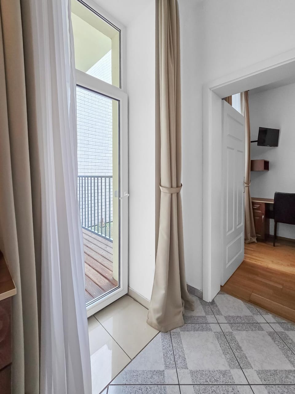 Elegant 3-Bedroom Getaway with Balcony for Groups up to 7 Apartment in Vienna