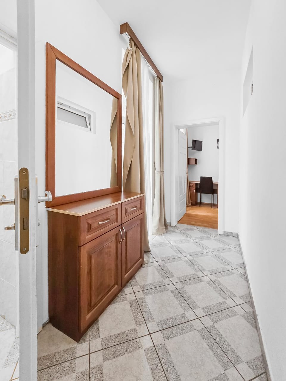 Elegant 3-Bedroom Getaway with Balcony for Groups up to 7 Apartment in Vienna