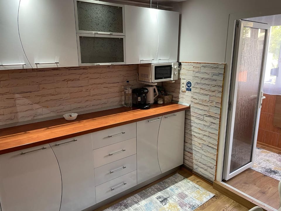 Coffee/tea facilities, Kitchen or kitchenette, stove, toaster