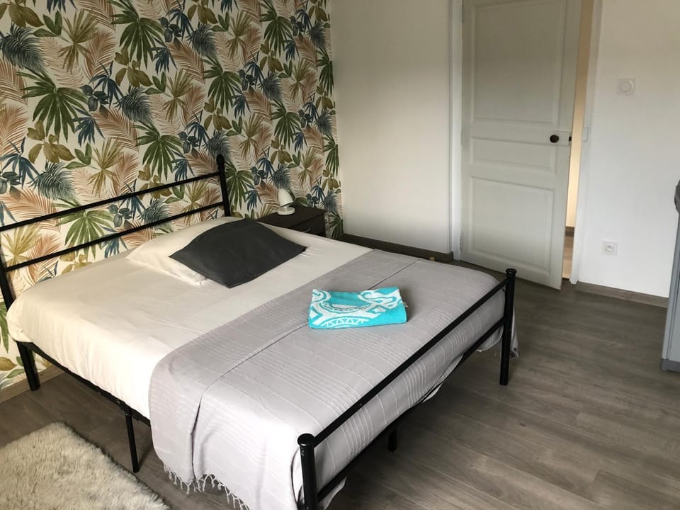 Grande chambre côté jardin Vacation rental in Pays de la Loire