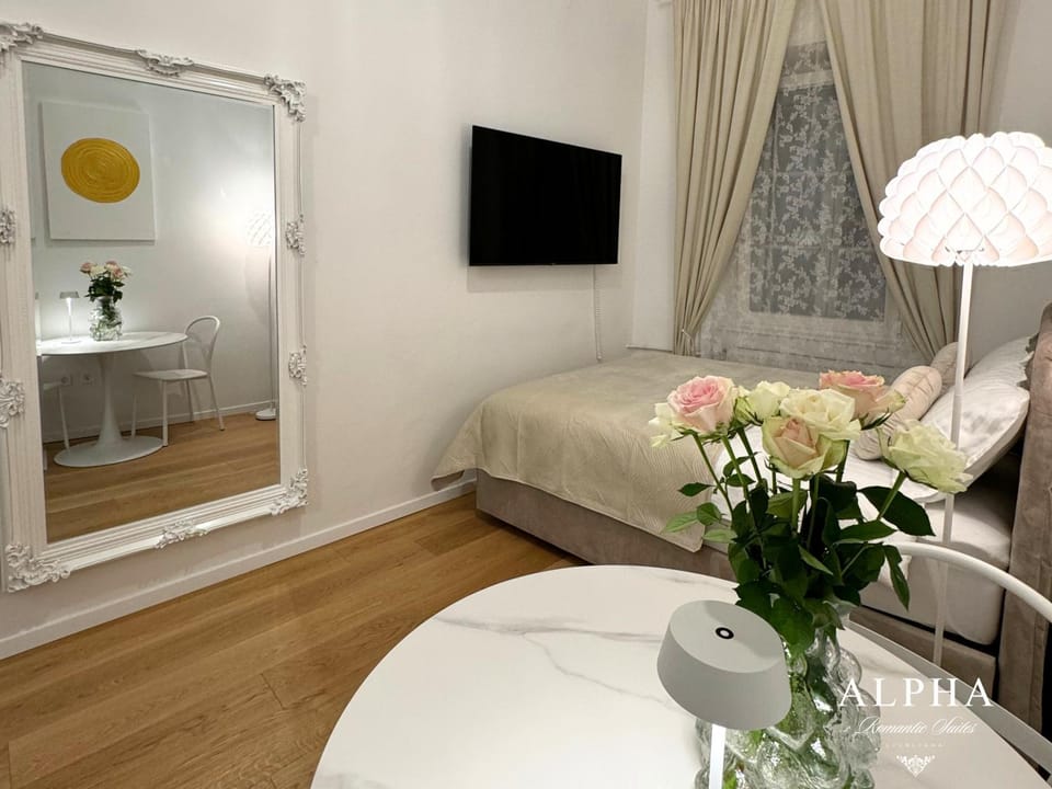 Bed, TV and multimedia, Photo of the whole room, Seating area, Bedroom
