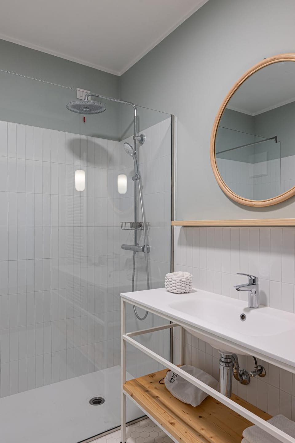 Shower, towels