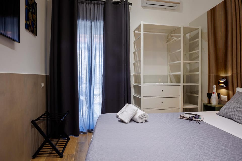 Bed, Bedroom, towels