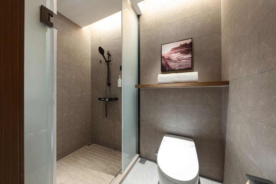 Shower, Toilet