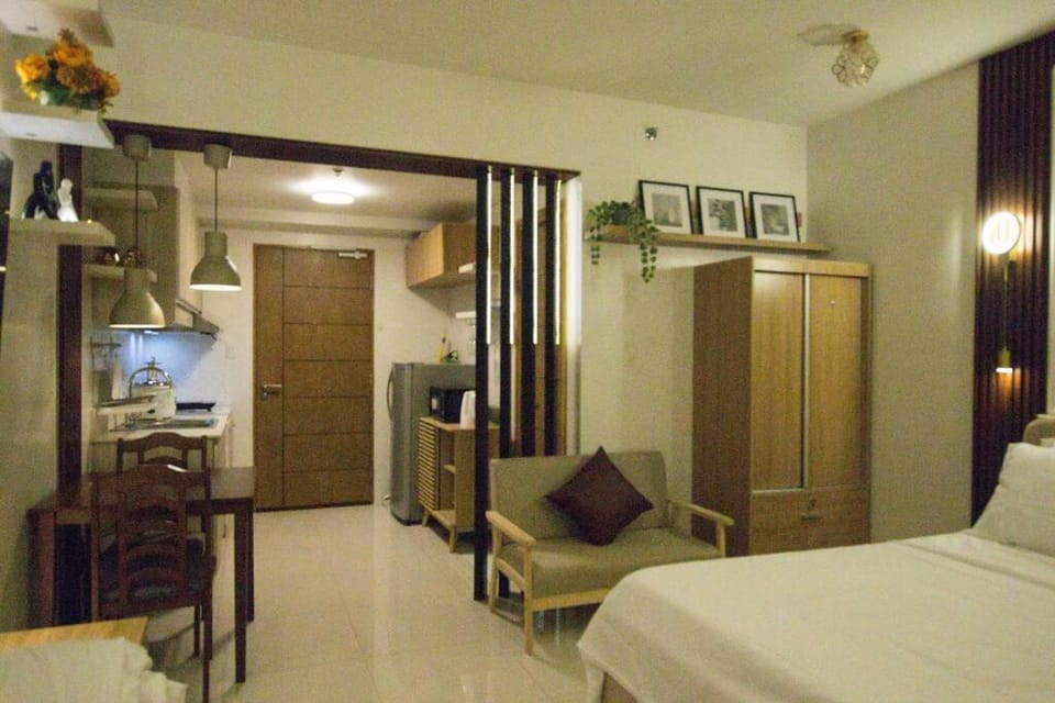 Bed, Kitchen or kitchenette, Seating area