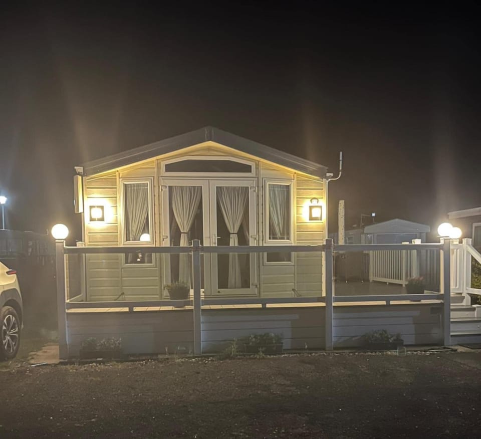 E3 2 BED DELUXE SANDFIELD NEXT To THE GOLDEN PALM Campground/ 
RV Resort in Chapel Saint Leonards