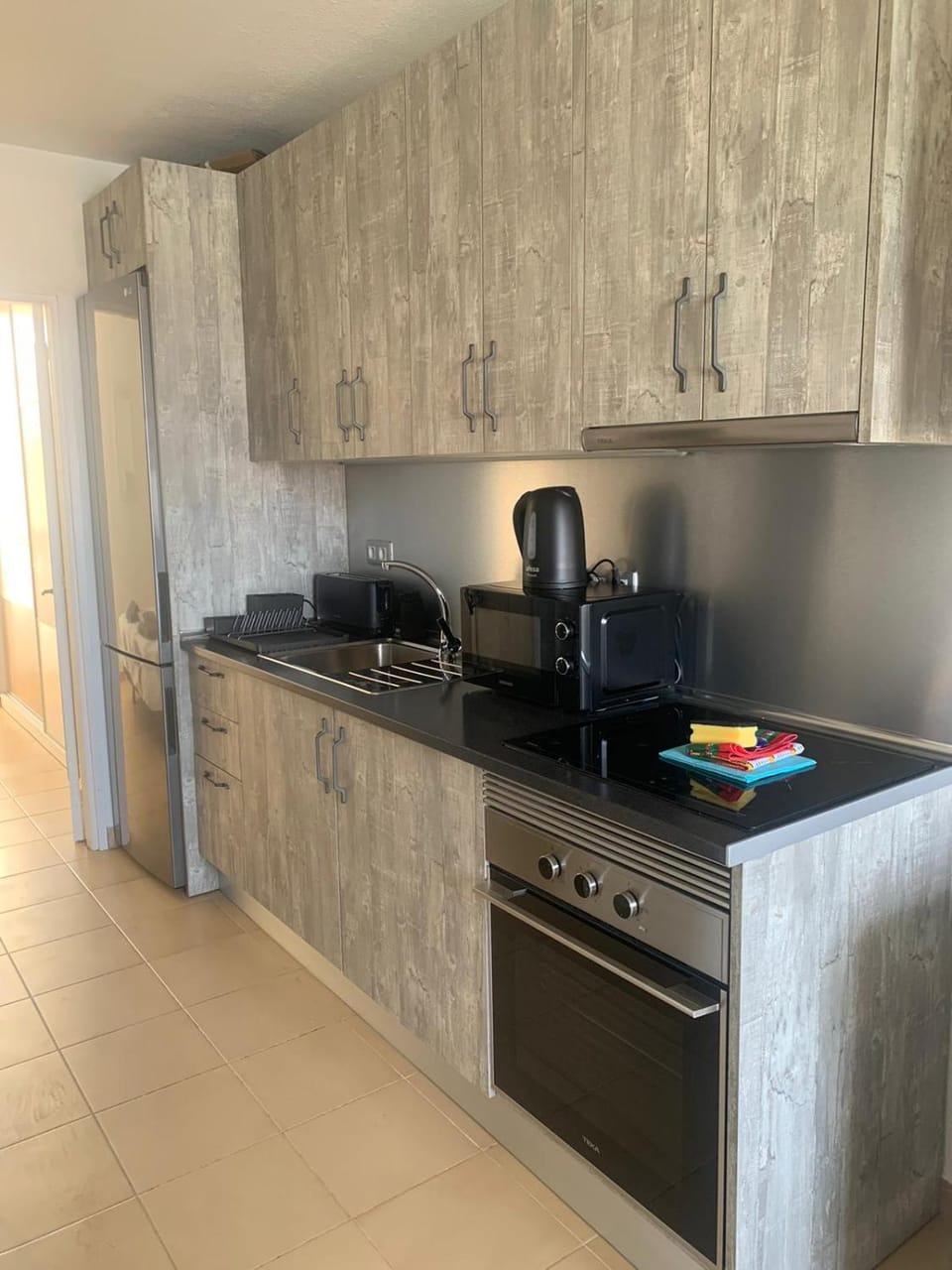 Kitchen or kitchenette, minibar, stove