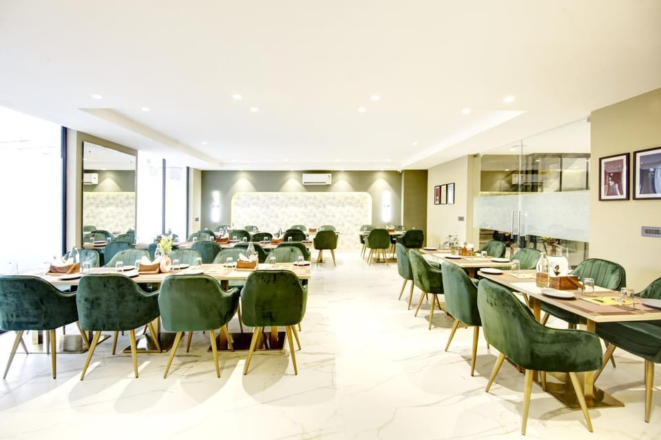 Restaurant/places to eat, Seating area, Dining area, Area and facilities, Breakfast