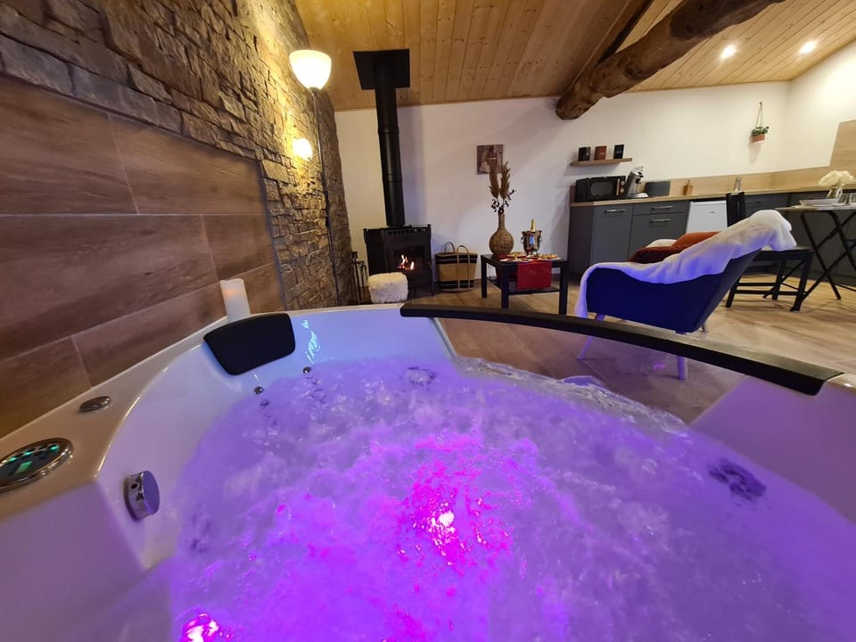 Hot Tub, Hot Tub, Living room