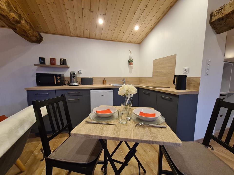 Kitchen or kitchenette, Dining area