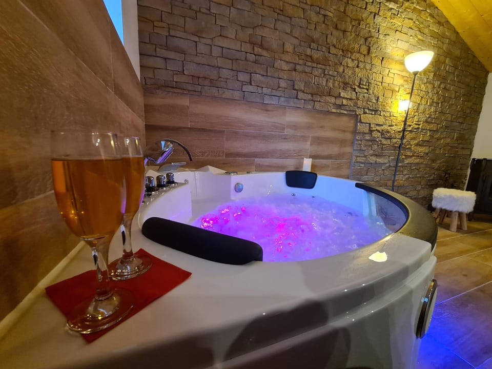 Hot Tub, Hot Tub, Spa and wellness centre/facilities, Alcoholic drinks, Alcoholic drinks
