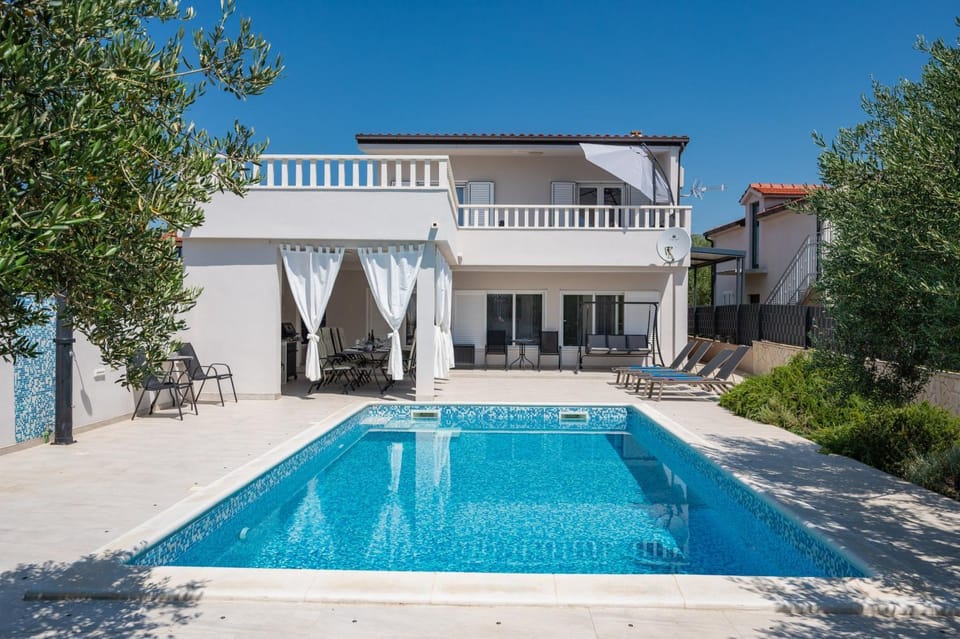 Property building, Day, Pool view, Swimming pool, Swimming pool, sunbed