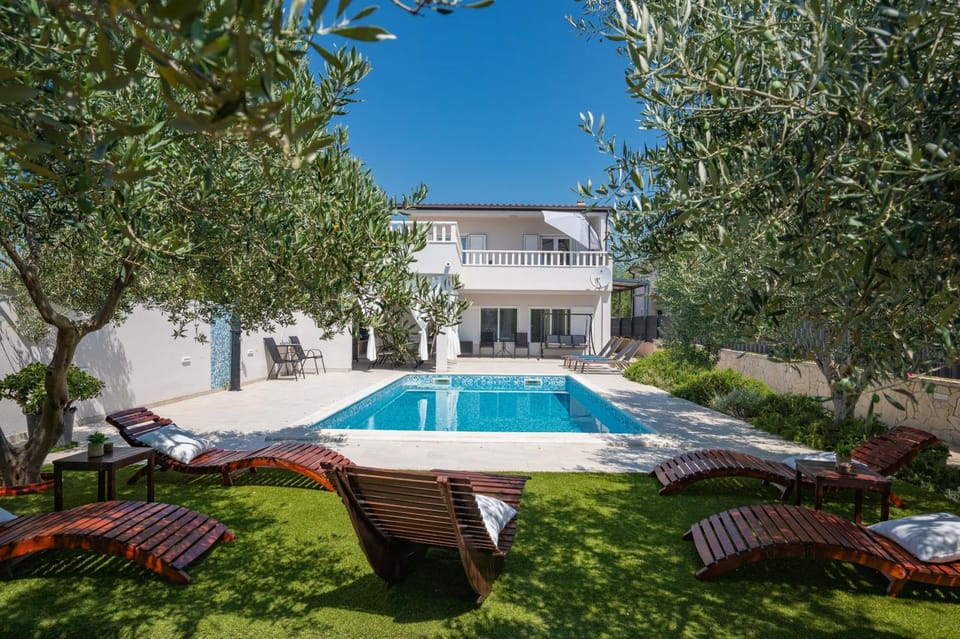Property building, Patio, Garden, Garden view, Pool view, Swimming pool, Swimming pool, sunbed