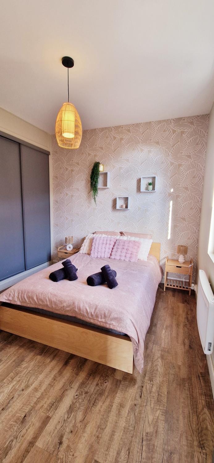 Bed, Photo of the whole room, Bedroom, towels