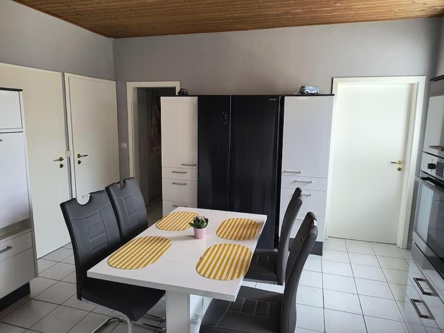 Kitchen or kitchenette, Seating area, Dining area