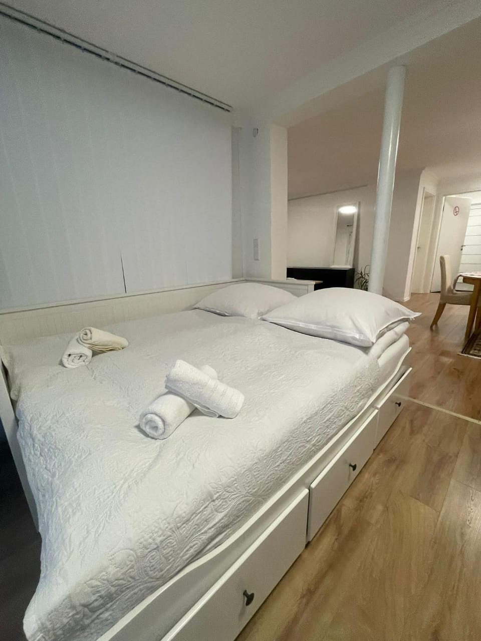 Bed, towels