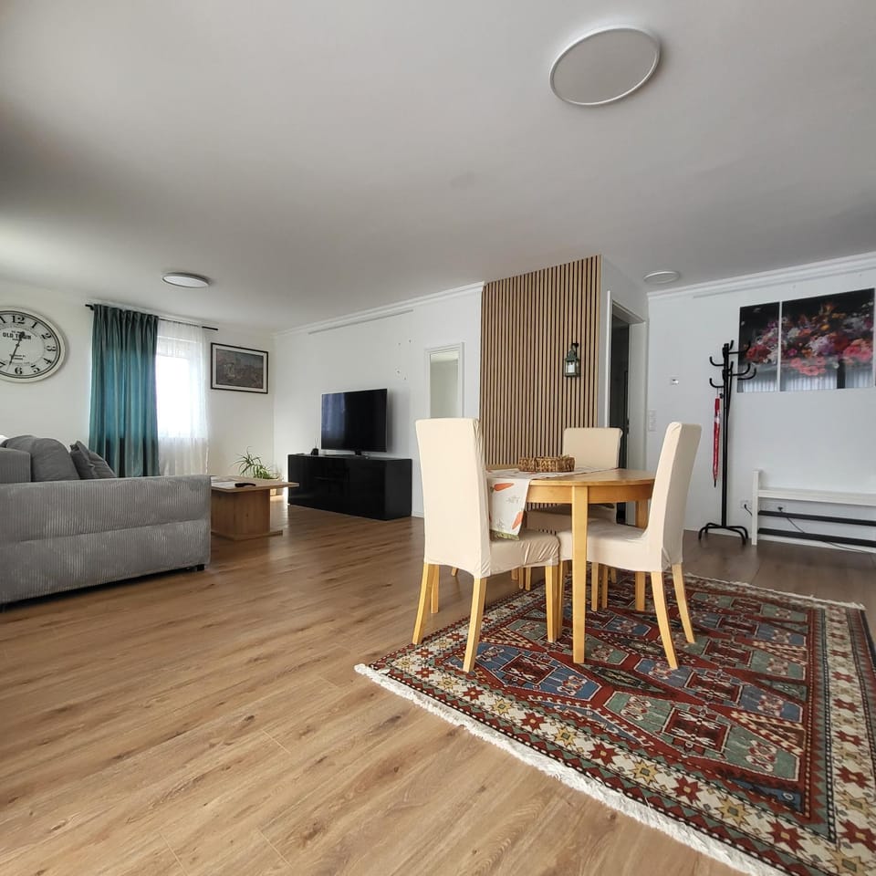 Communal lounge/ TV room, TV and multimedia, Living room, Seating area, Dining area, Evening entertainment