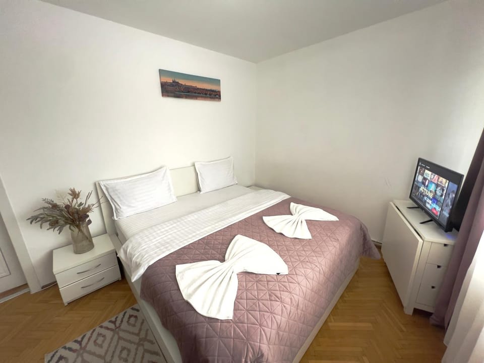 TV and multimedia, Photo of the whole room, Bedroom, towels