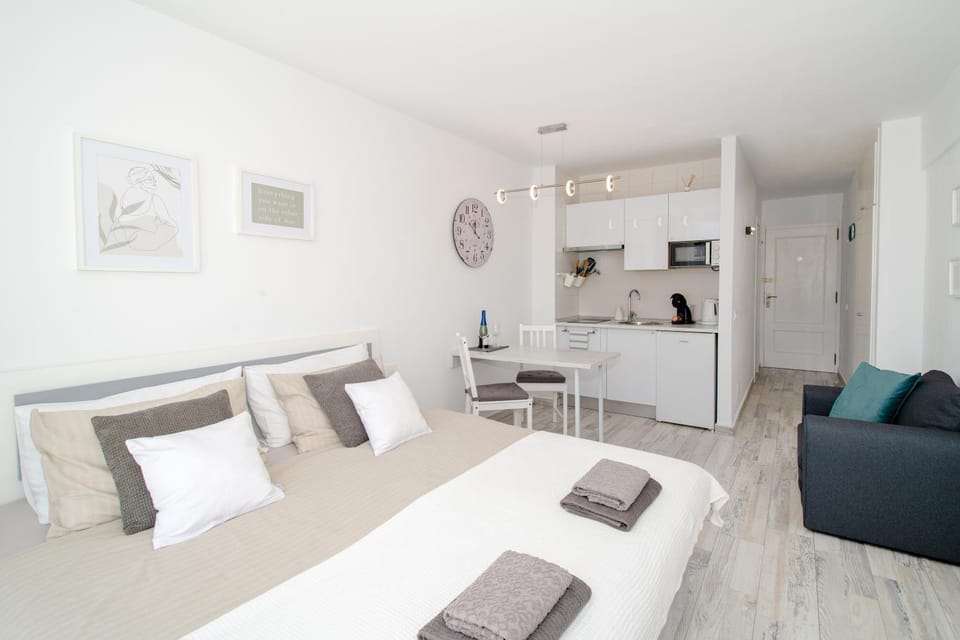 Bed, Seating area, Bedroom, kitchen
