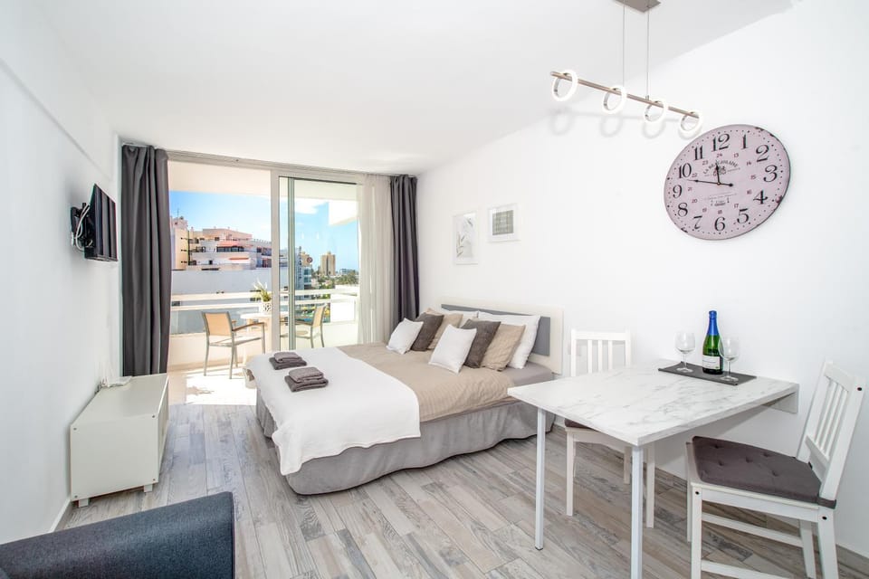 Bed, Balcony/Terrace, Seating area, Bedroom