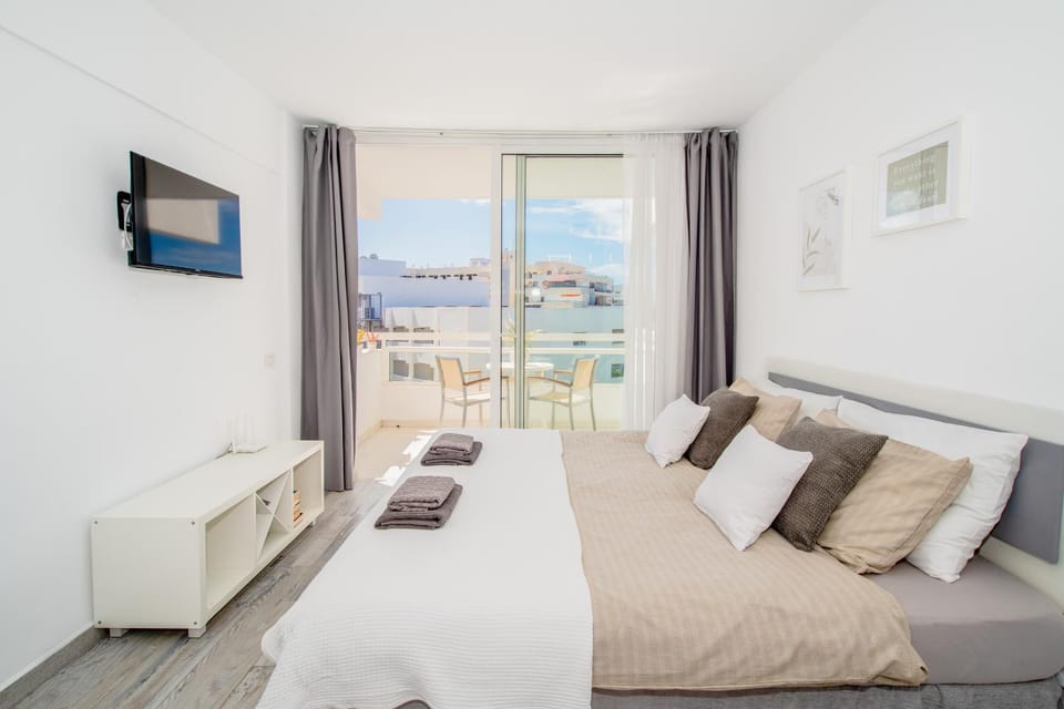 Bed, TV and multimedia, Balcony/Terrace, Bedroom