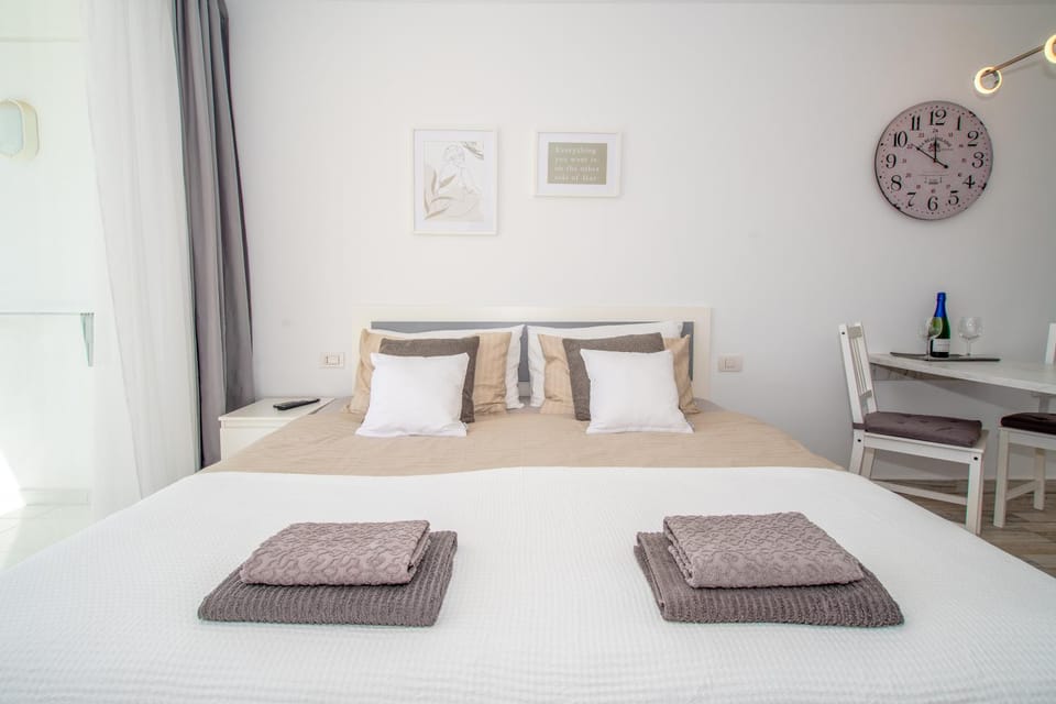 Bed, Seating area, Bedroom