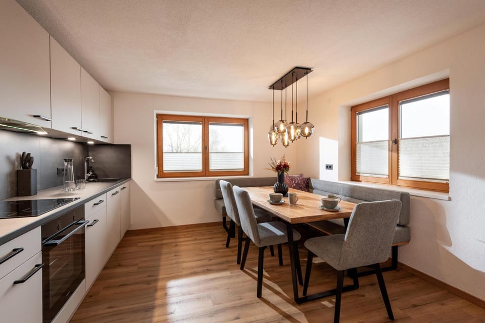 TV and multimedia, Kitchen or kitchenette, Dining area, stove