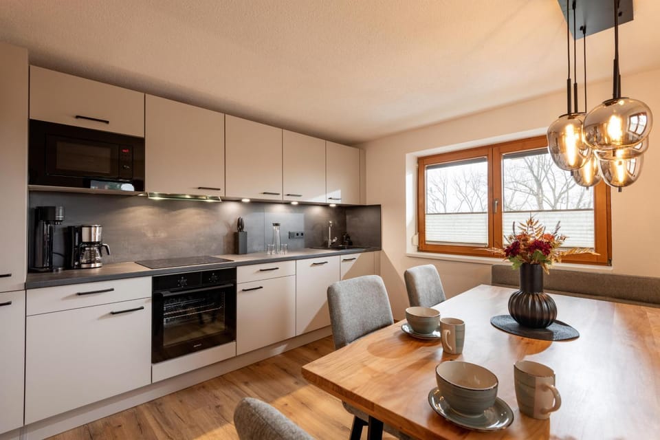 Coffee/tea facilities, Kitchen or kitchenette, Dining area, dishwasher, stove, toaster