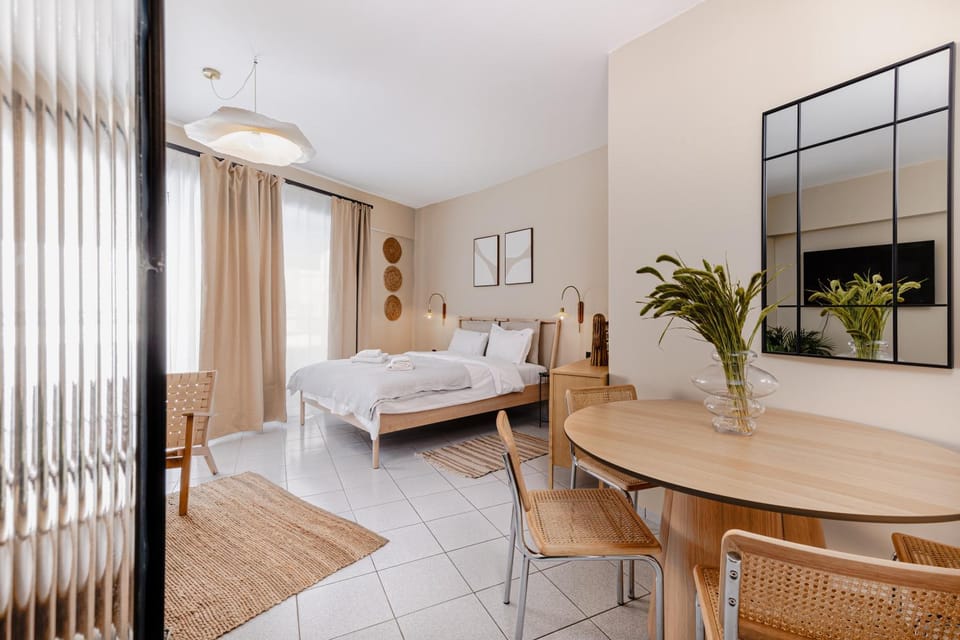 Bed, Photo of the whole room, Dining area